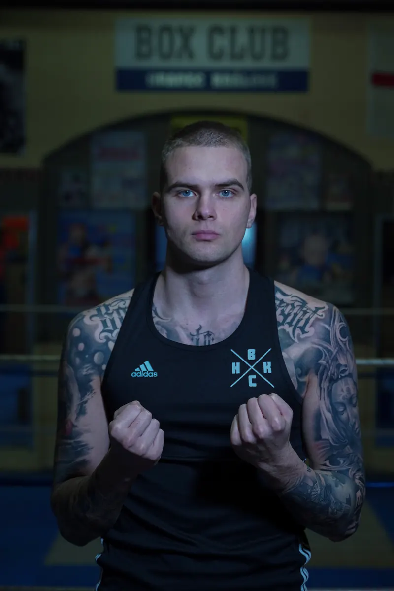Samuel Mader v boxerském postoji v BOX CLUBu Hradec Králové